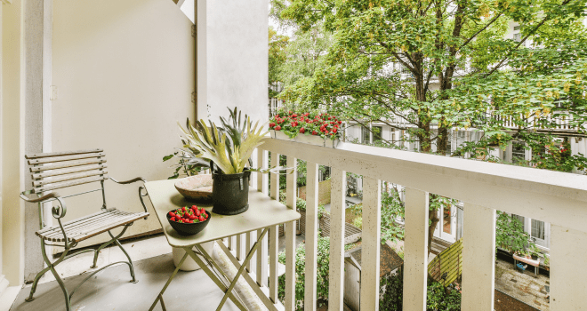 Ein stilvoll eingerichteter Balkon mit gepflanzten Erdbeeren